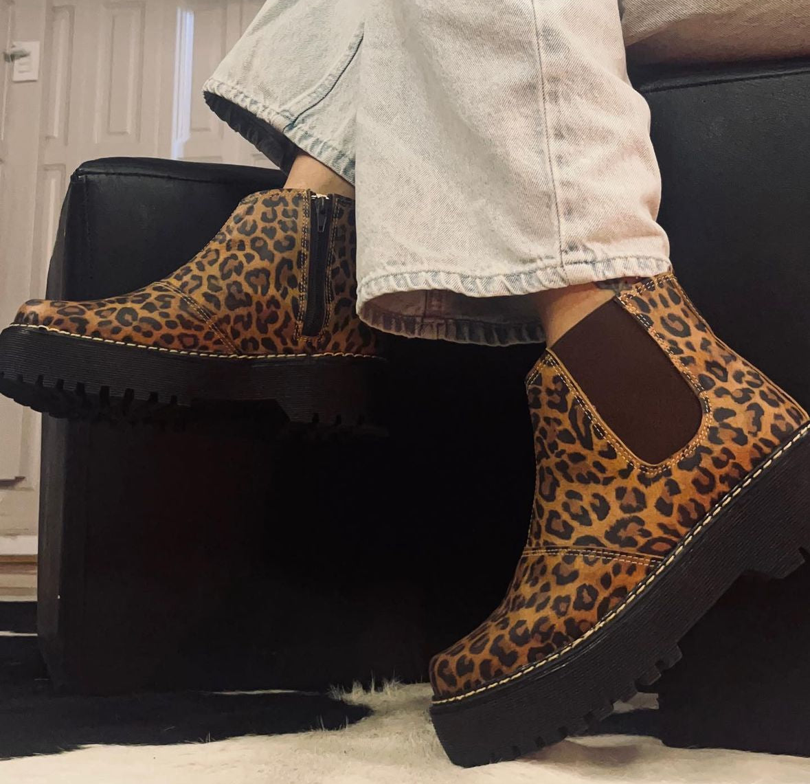 ANASTASIA CUERO PRINT