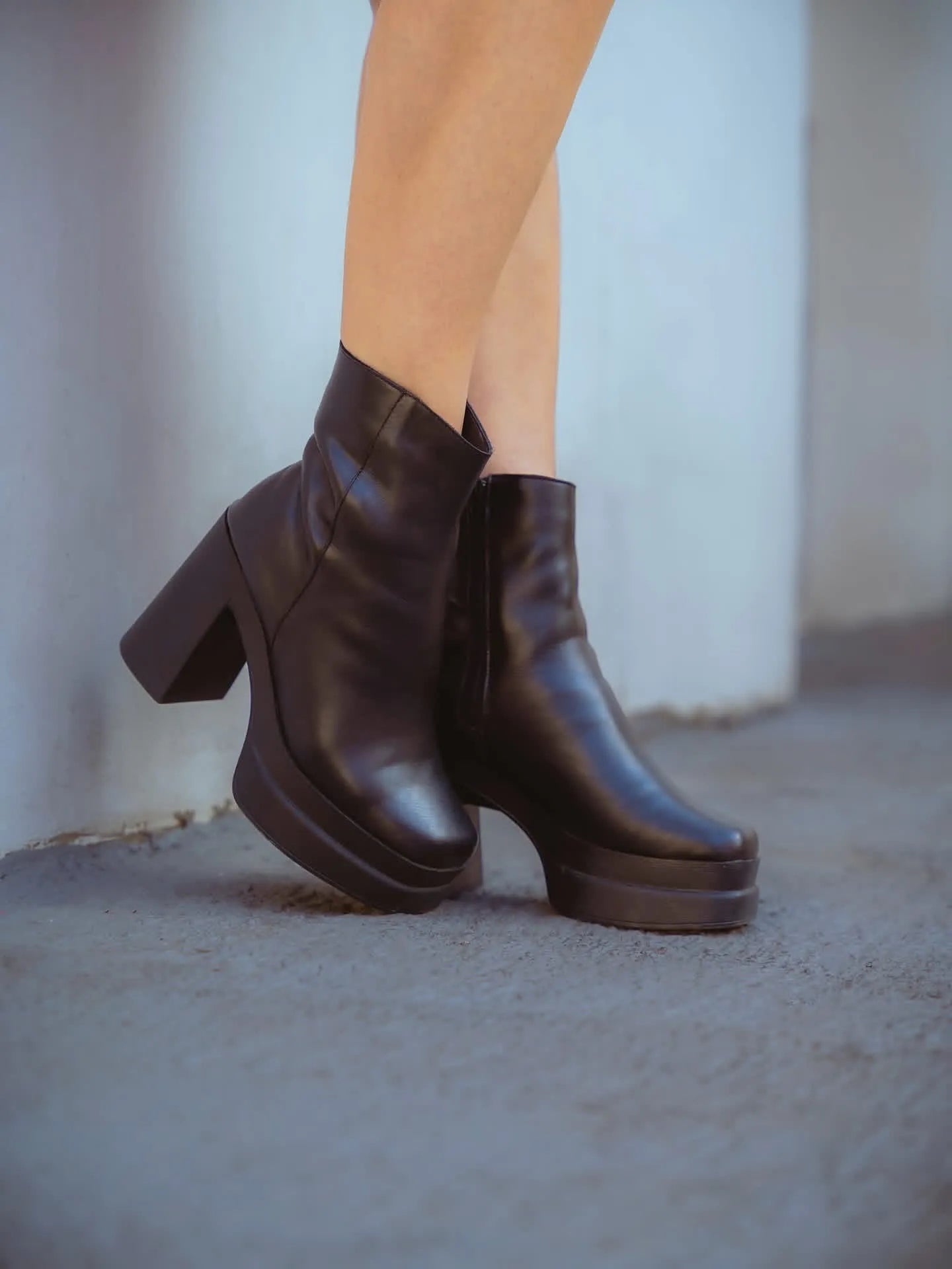 BOTIN CUERO NEGRO
