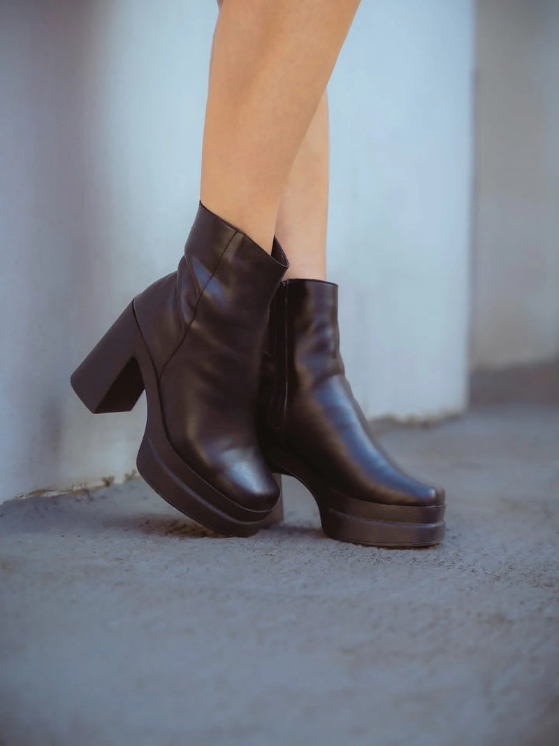 BOTIN CUERO NEGRO